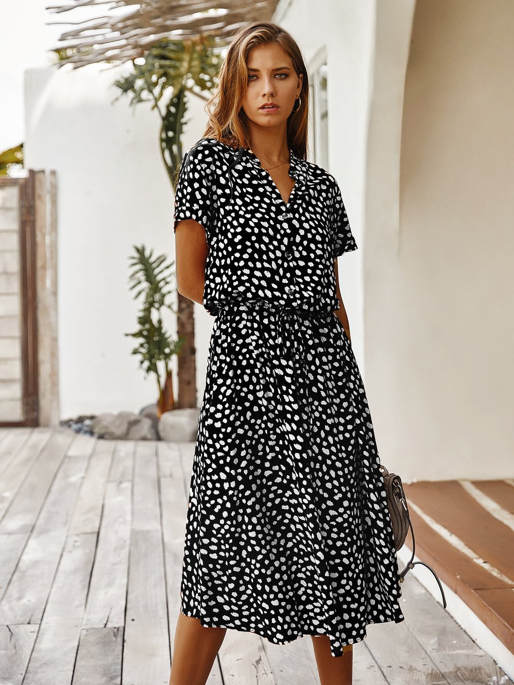 Kleid mit kurzen Ärmeln und Punkten