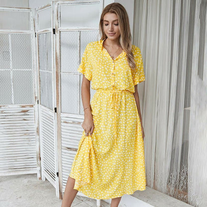 Kleid mit kurzen Ärmeln und Punkten